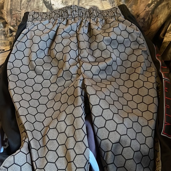 Boys shorts sizes medium to x large - Picture 6 of 6